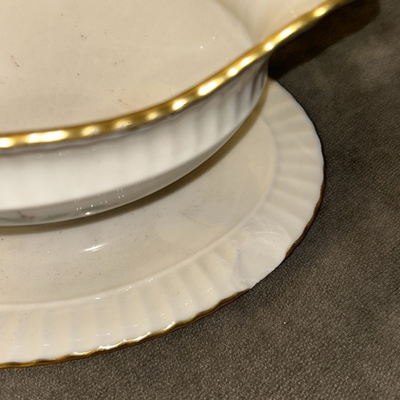 Hollyberry by LENOX gravy boat with attached under plate - Picture 5 of 5